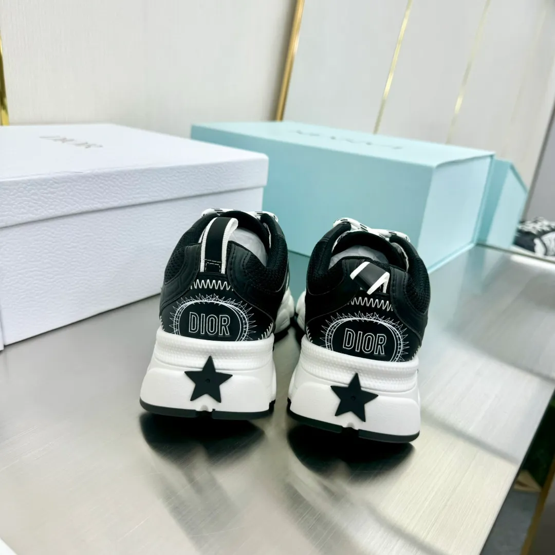 👟👟Ex-factory price 560👟👟 Dior Casual Sports Shoes Dad Shoes This new Dior Chrono sports shoe autumn ready-to-wear series reinterprets running shoes with Dior's high-end style. White and black mesh fabric with leather-effect panels, CD logo on the sides, star patch on the tongue and Dior logo on the heel, many details highlight the style. Using two-color laces, lightweight soles with star decoration, it can create a casual look all year round ▪️Size: 35-40